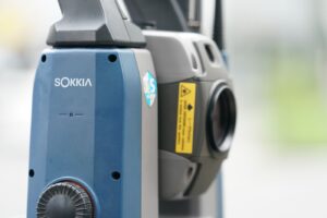 トータルステーションの側面のクローズアップ。境界確定測量で使用する測量機器
